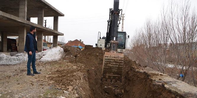 Yüksekova'da içme suyu şebekesi yenileniyor