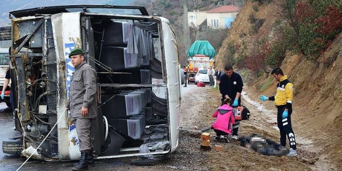 Kütahya'da midibüs devrildi... Ölü ve yaralılar var!
