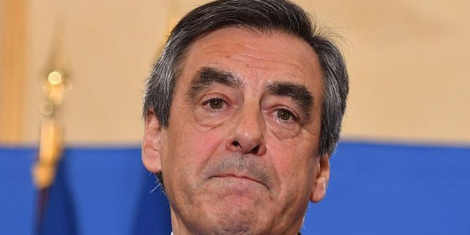 Fransa'da cumhurbaşkanı adayı Fillon'a savcıdan kötü haber
