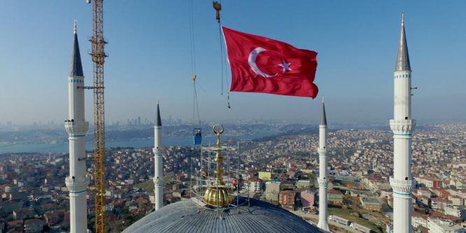 Çamlıca Camisinin alemi törenle yerine konuldu