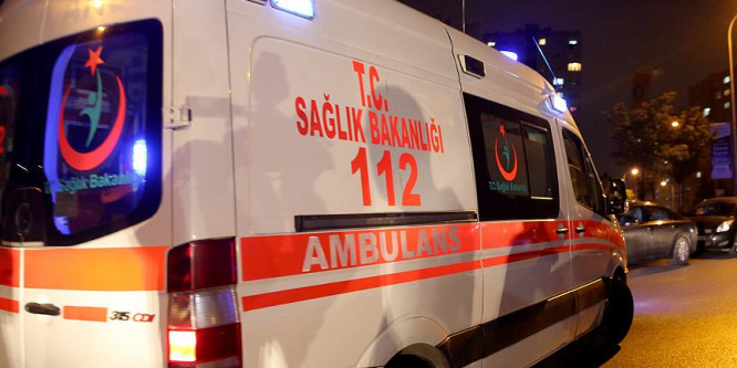 Çarptıkları 112 Acil ambulansının görevlilerini darp ettiler
