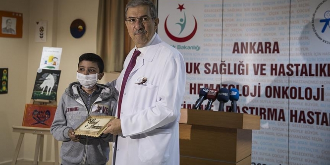 Sağlık Bakanı Demircan'dan lösemili çocuklara ziyaret
