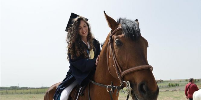 Diplomalarını at üstünde aldılar