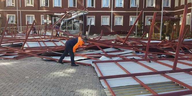 Öğrenci yurdunun çatısı uçtu