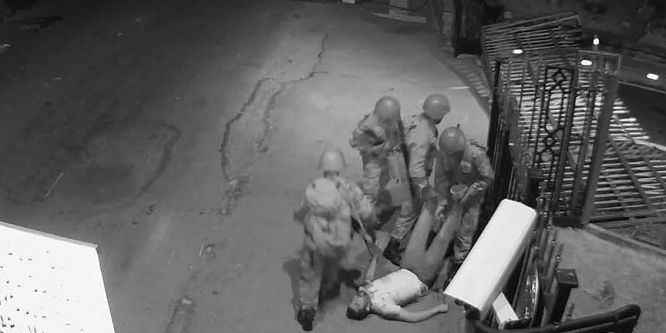 Şehitlerin cenazelerini sürükleyerek kışladan çıkardılar