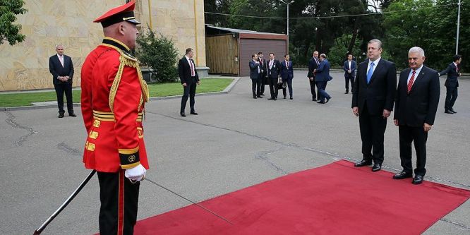 Başbakan Yıldırım Gürcistan'da resmi törenle karşılandı