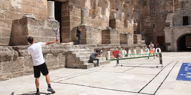 Aspendos Antik Tiyatrosu'nda tenis maçı oynandı