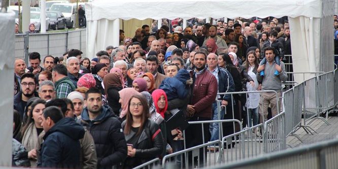 Hollanda'da halk oylamasına yoğun ilgi