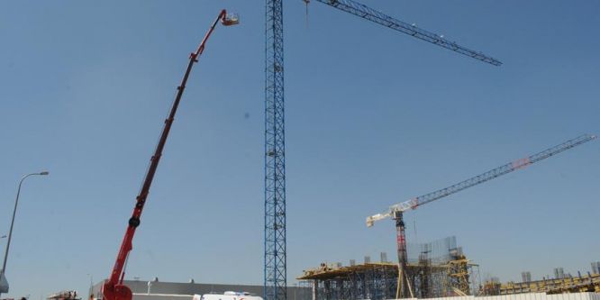 Fenalaşan vinç operatörünün yardımına itfaiye yetişti