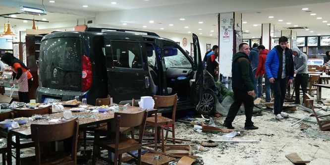 Bursa'da araç restorana girdi... Çok sayıda yaralı var!