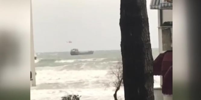 Sürüklenen gemideki mürettebat helikopterle kurtarıldı