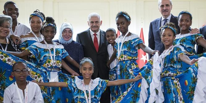 Başbakan Yıldırım dünya çocuklarıyla buluştu