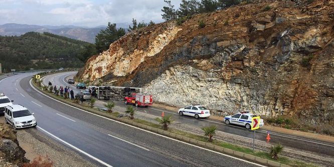 Çevik kuvvet otobüsü devrildi: 9 yaralı var!