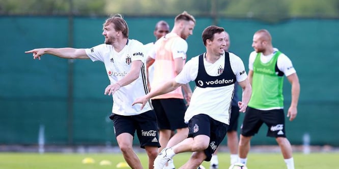 Beşiktaş çalışmalarını akşam antrenmanıyla sürdürdü