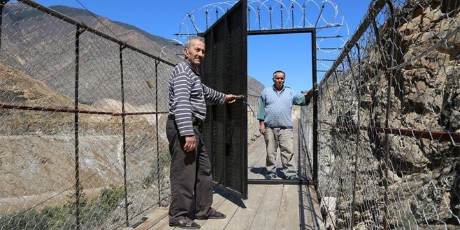 Asma köprüye demir kapı yaptırdılar