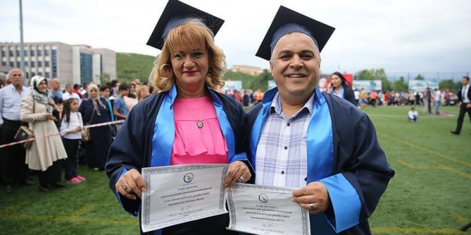 49 yaşındaki çiftin mezuniyet coşkusu