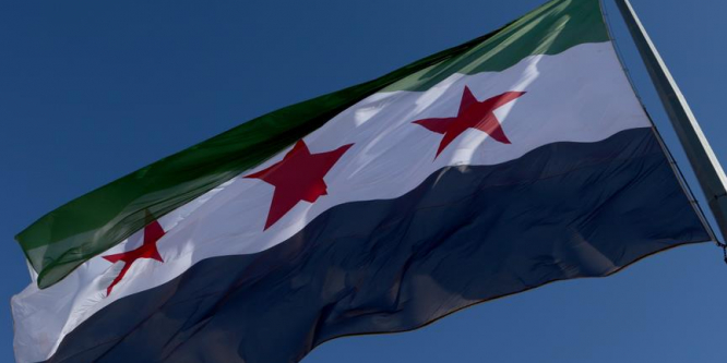 Suriye'nin Türkiye sınırına 'devrim bayrağı' asıldı