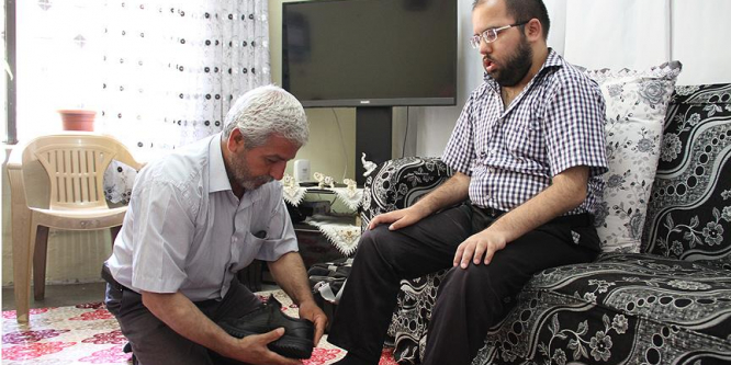 Engelli oğlunun eli ayağı oldu