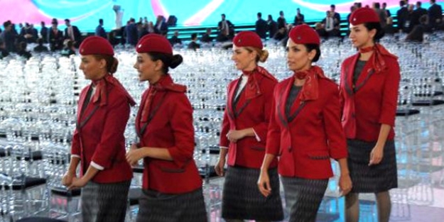 THY'nin kabin memurları 3. Havalimanı'nda yeni kıyafetlerini sergiledi