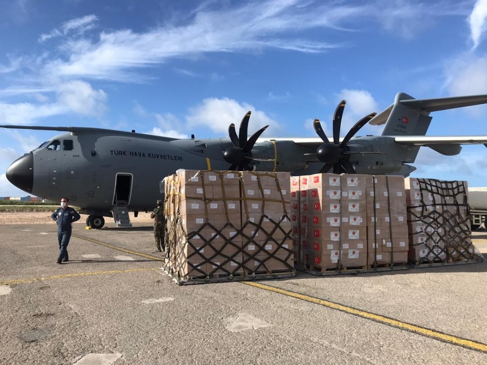 Tıbbi yardım malzemelerini taşıyan uçak Somali’de 