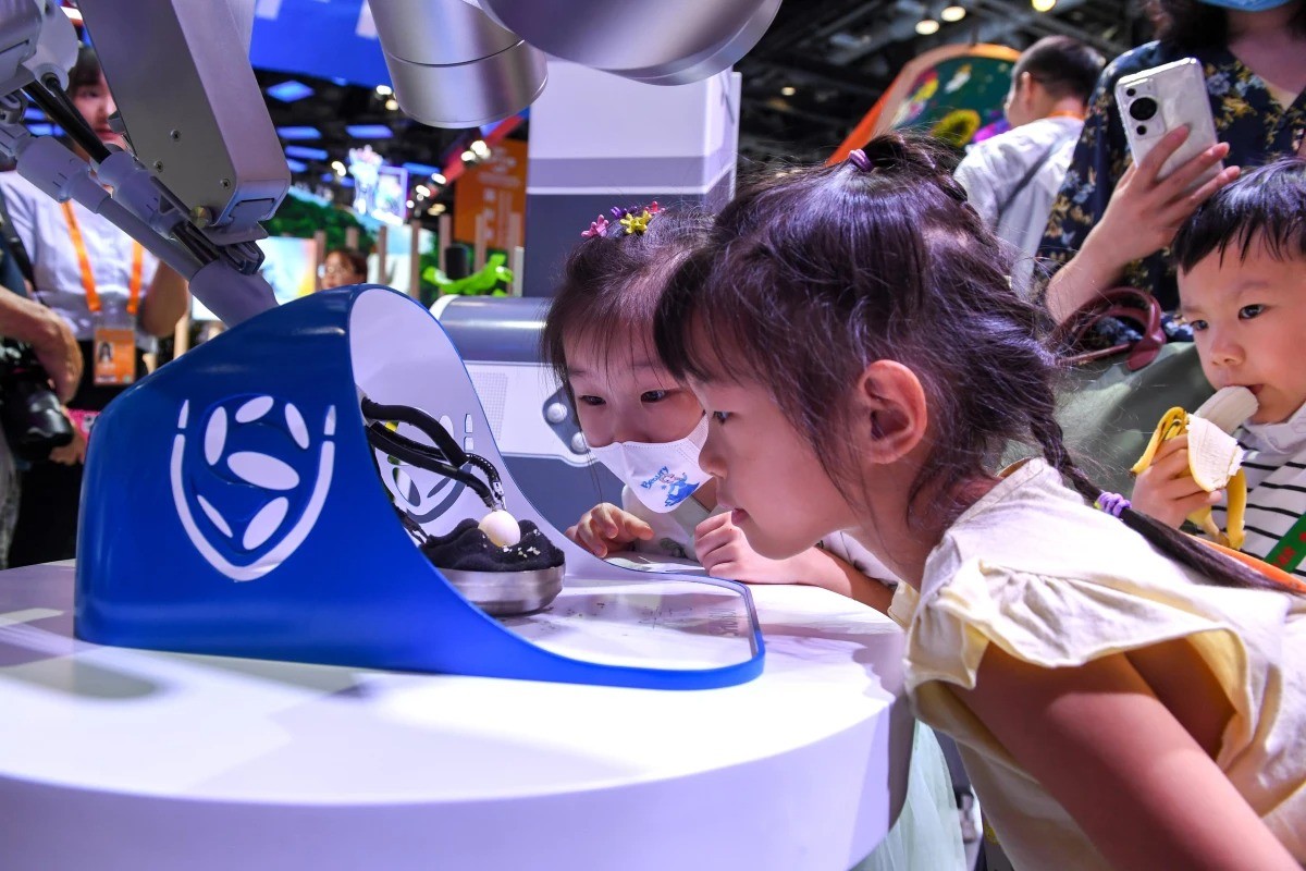 Ticaret Fuarı’na insansı robotlar ve sürücüsüz taksiler damga vurdu