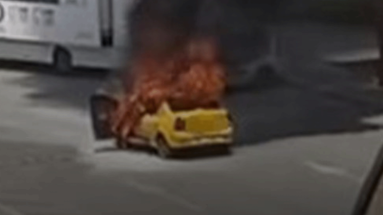 Ticari araç alev topuna döndü: Çakmağı çakmasıyla patlaması bir oldu!