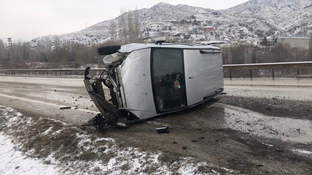 Ticari araç bariyerlere çarpıp yan yattı: 3 yaralı 