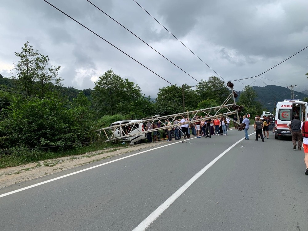 Ticari araç elektrik direğine çarptı: 6 yaralı 
