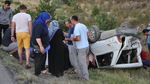 Ticari araç ile çarpışan otomobil şarampole yuvarlandı: 5 yaralı