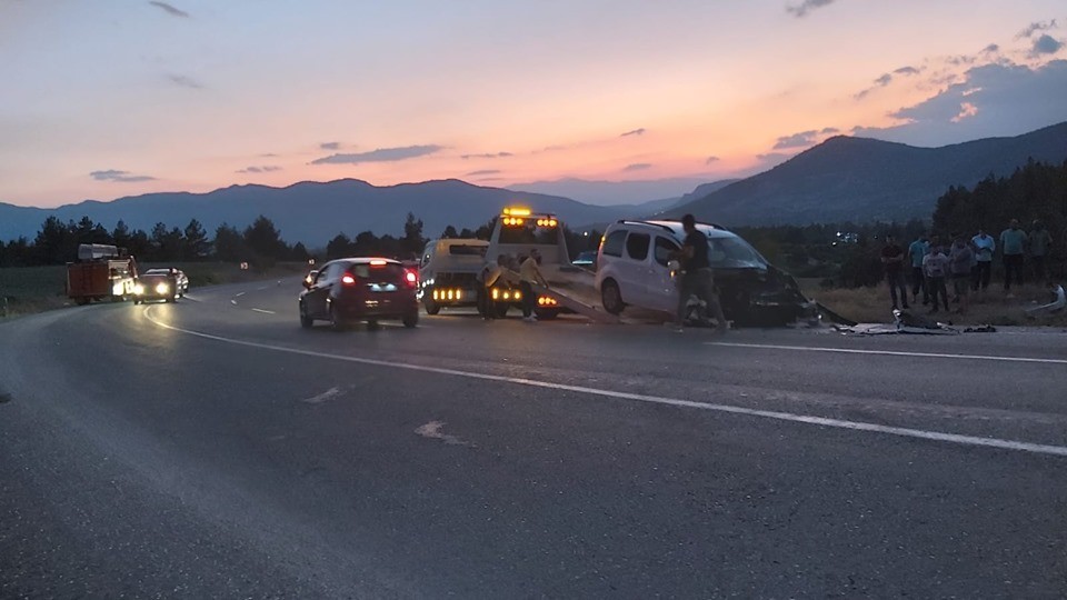 Ticari araç ile otomobil çarpıştı: 1 ölü, 3’ü çocuk 8 yaralı 