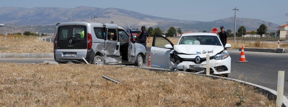Ticari araç ile otomobil çarpıştı, aynı aileden 4 kişi yaralandı 