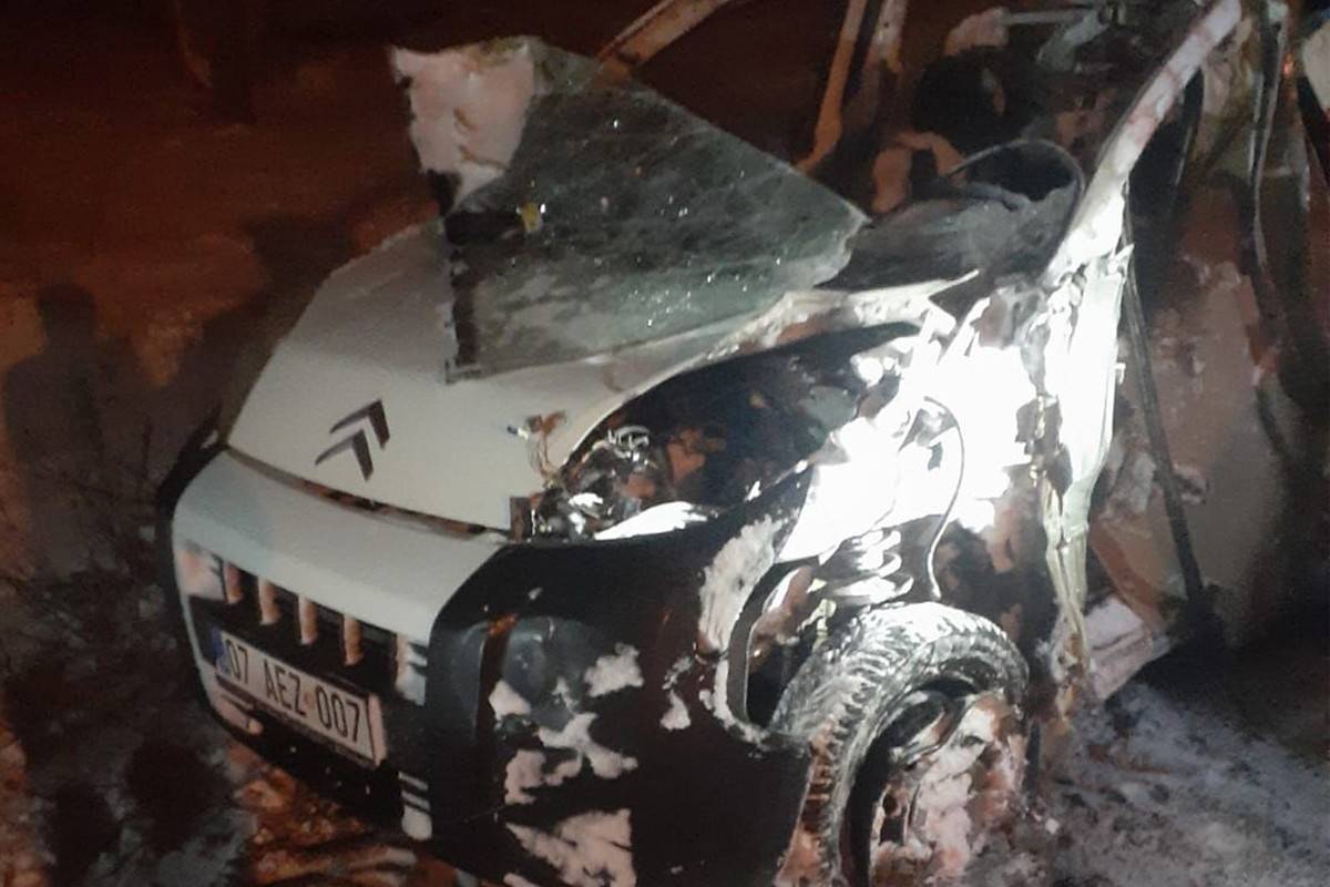 Ticari araç, kar küreme aracıyla çarpıştı: 3 ölü