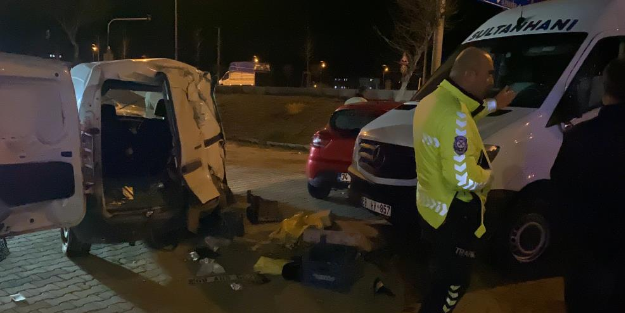 Ticari araç, midibüs ve otomobile çarptı: Yaralılar var