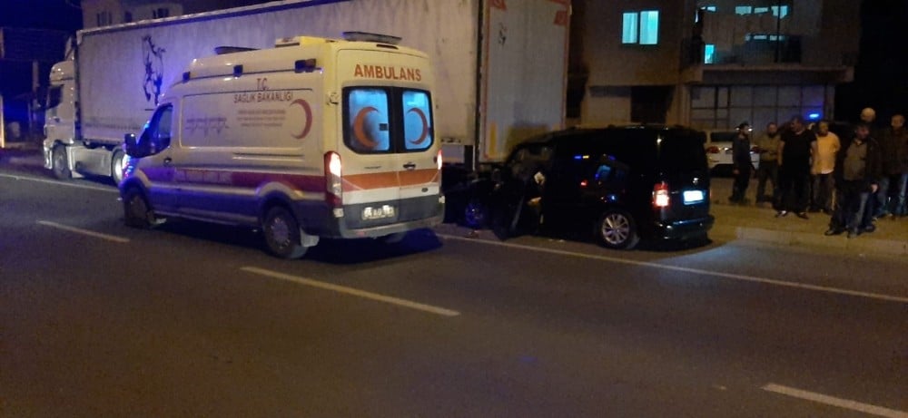 Ticari araç park halindeki tıra arkadan çarptı: 5 yaralı 