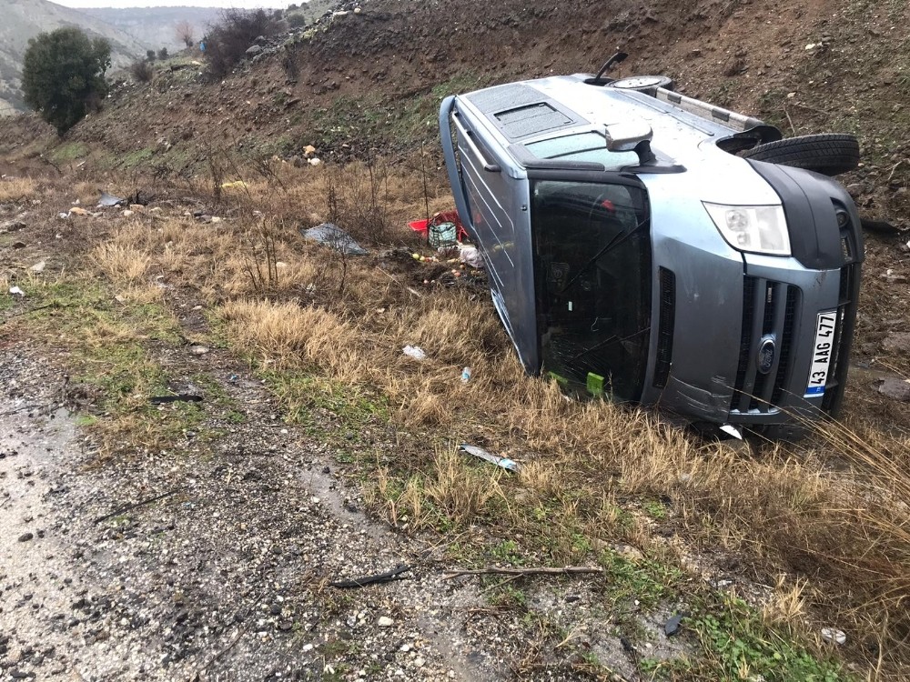 Ticari araç şarampole devrildi: 5 yaralı 