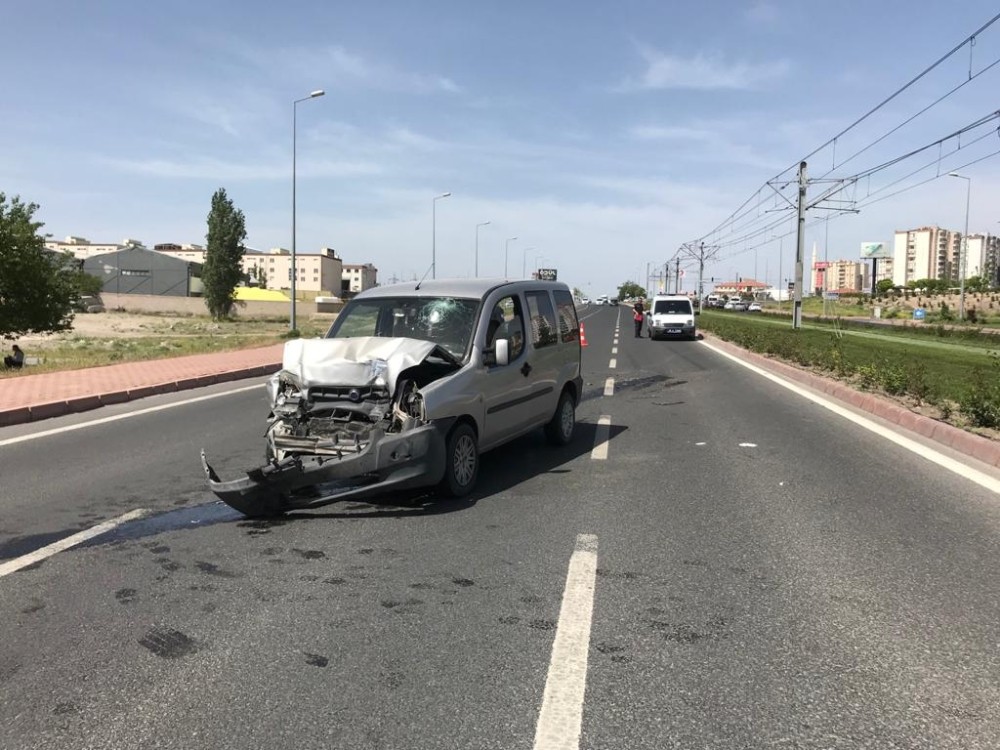 Ticari araç servise arkadan çarptı: 3 yaralı 