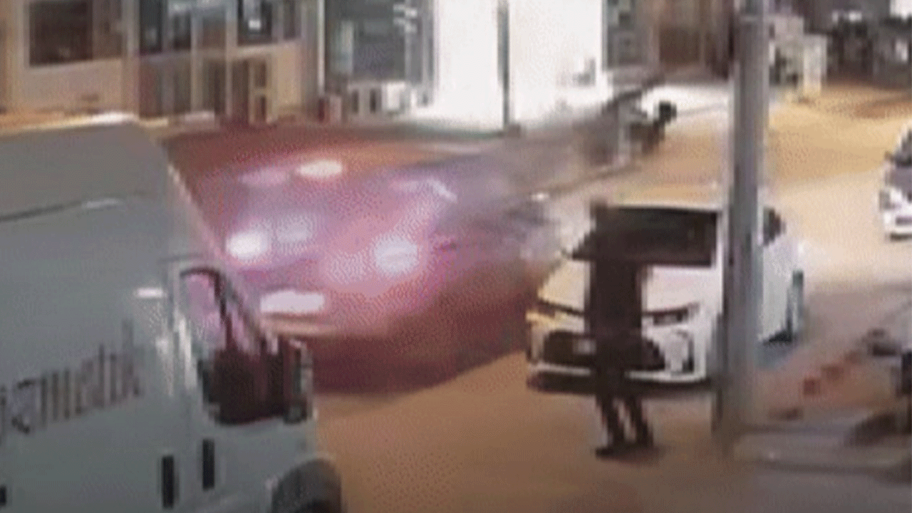 Ticari aracın çarptığı yaya metrelerce havaya uçtu!