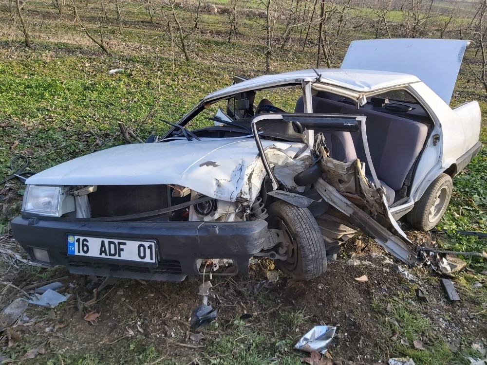 Ticari araçla otomobil kafa kafaya çarpıştı: 6 yaralı 