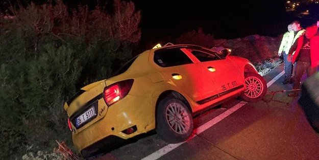 Ticari taksi bankette asılı kaldı, 3 kişilik aile itfaiye tarafından kurtarıldı
