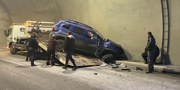 Ticari taksi ile otomobil birbirine girdi: Yaralılar var