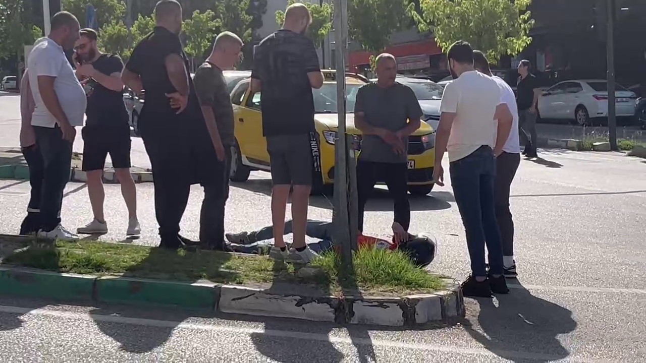 Ticari taksi motosiklete çarptı: 1 yaralı