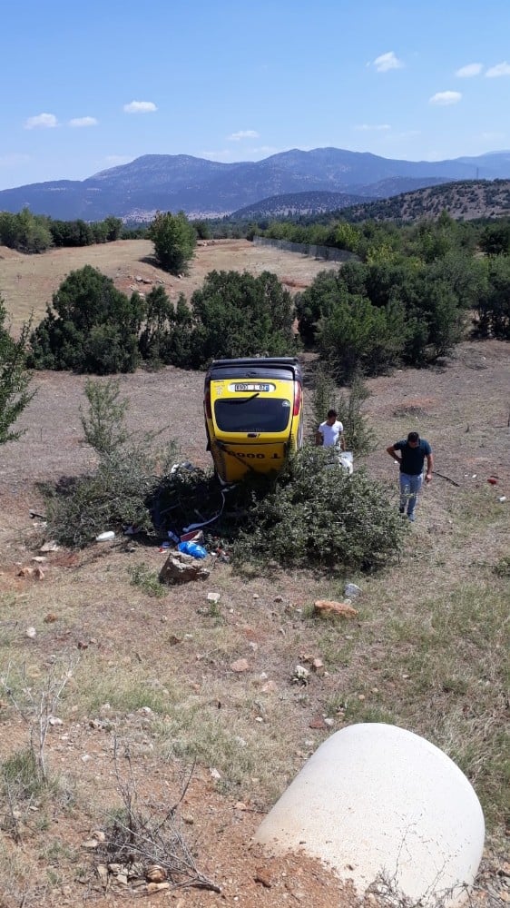 Ticari taksi şarampole devrildi: Dede ile torunu yaralandı 