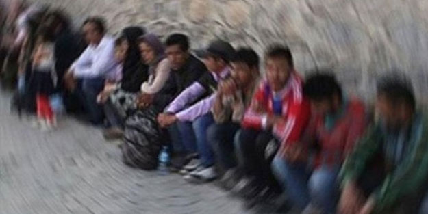 Ticari takside 12 düzensiz göçmen yakalandı