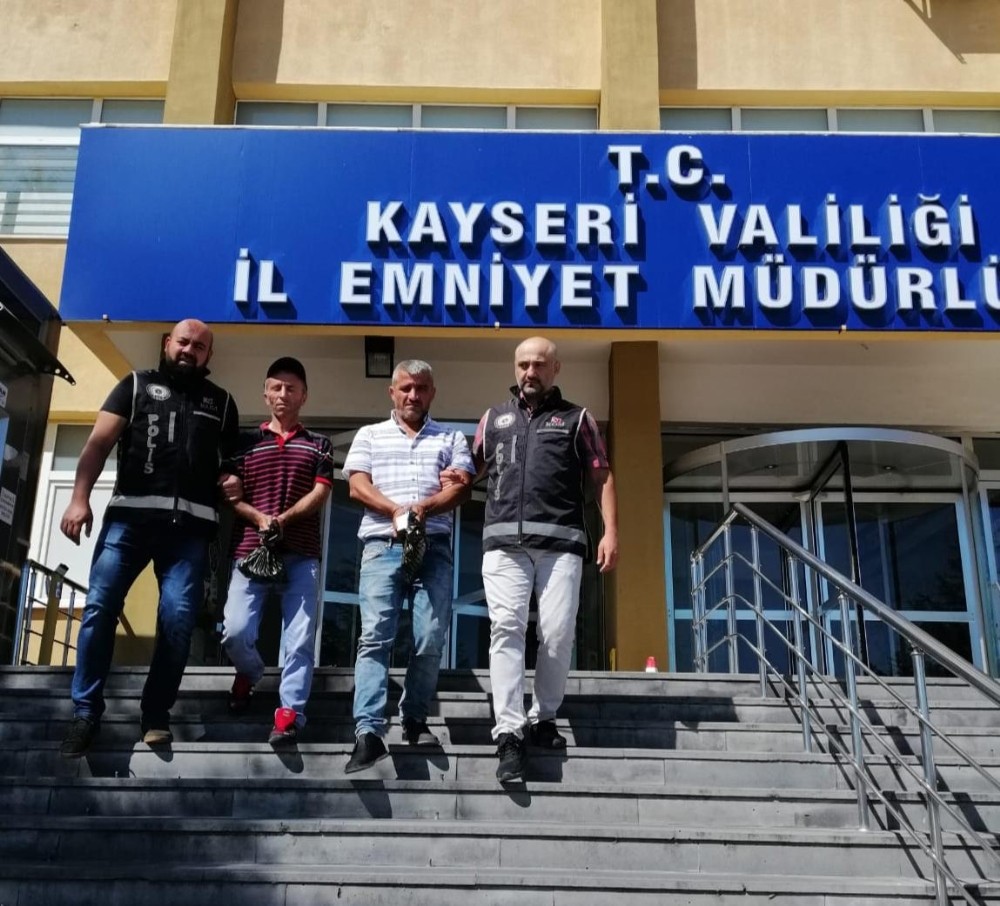 Ticari takside 12 yabancı uyruklu kaçak göçmen yakalandı 