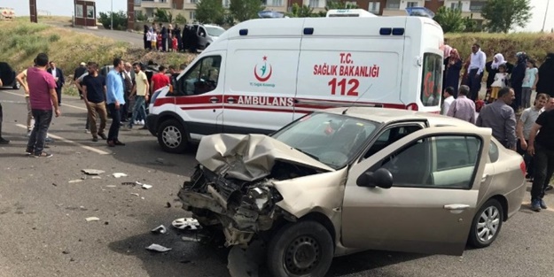 Ticari taksiyle kamyonet çarpıştı... Yaralılar var