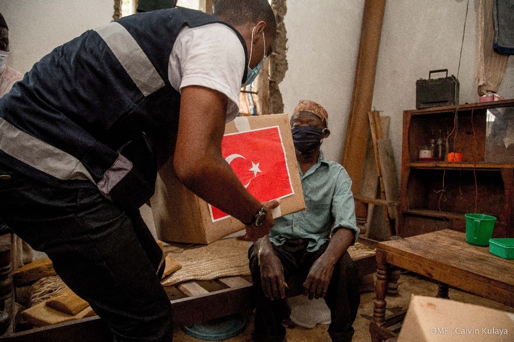 TİKA Ramazan’da Tanzanya’da ihtiyaç sahibi insanların yüzünü güldürdü 