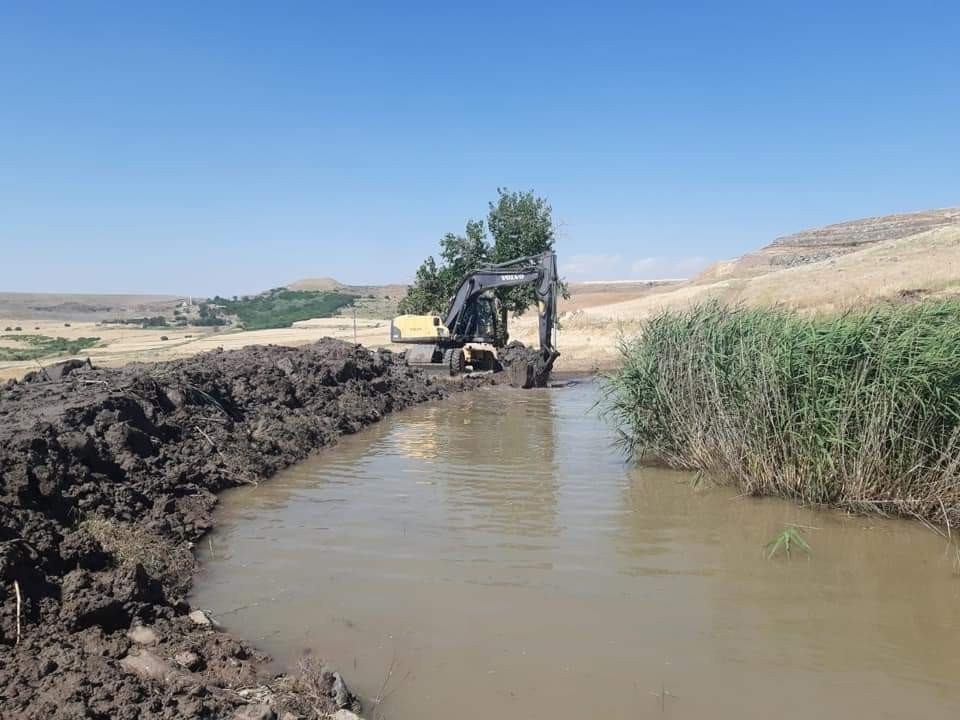 Tıkanan gölet açıldı, bir kırsal mahalleye daha yola kavuştu 