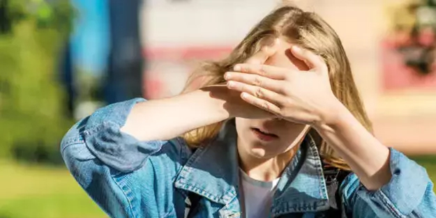 TikTok’a kandı: Güneş’e çıplak gözle yarım saat baktı! Deneme sonucu bir anda dışarı çıkamaz hale geldi