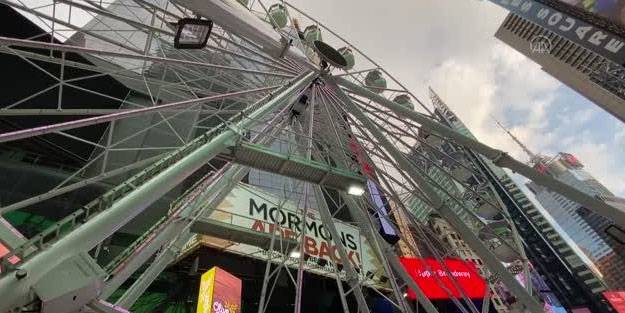 Times Meydanı'na kurulan dönme dolap halka açıldı