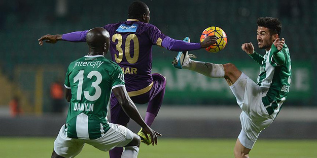 Timsah evinde fena dağıldı